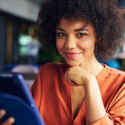 mulher-de-negocios-africana-no-trabalho-com-tablet-na-mao